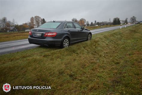 Automobilis ant kelio su navigacija