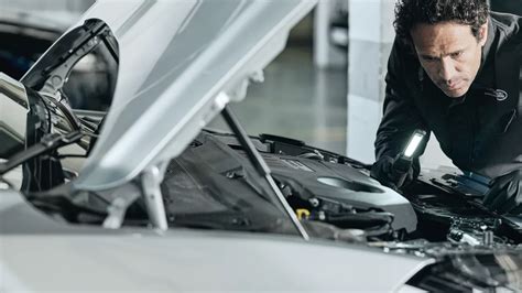 Thematinė Jaguar automobilio nuotrauka su serviso darbuotoju