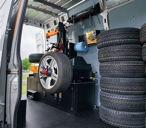 Mobilus ratų serviso automobilis su įranga