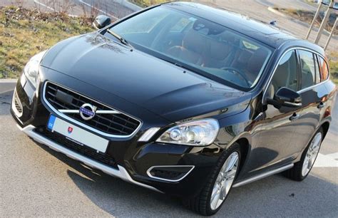 scheminis automobilio Volvo S60 priekinio žibinto vaizdas su pažymėtomis lemputėmis