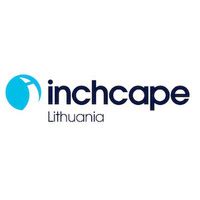 Inchcape Lithuania biuro interjeras su moderniu dizainu ir darbuotojais, dirbančiais prie kompiuterių