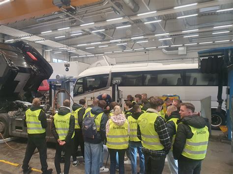 Studentai, atliekantys praktiką automobilių servise