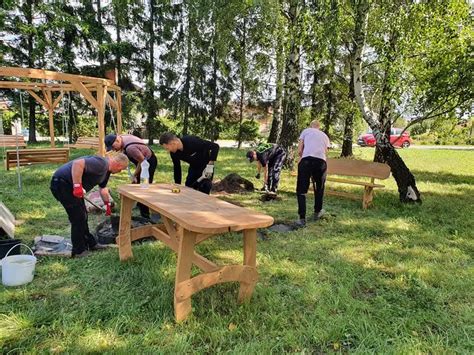 Emocinga nuotrauka su žmonėmis, susikibusiais rankomis, simbolizuojančiais bendruomenės palaikymą