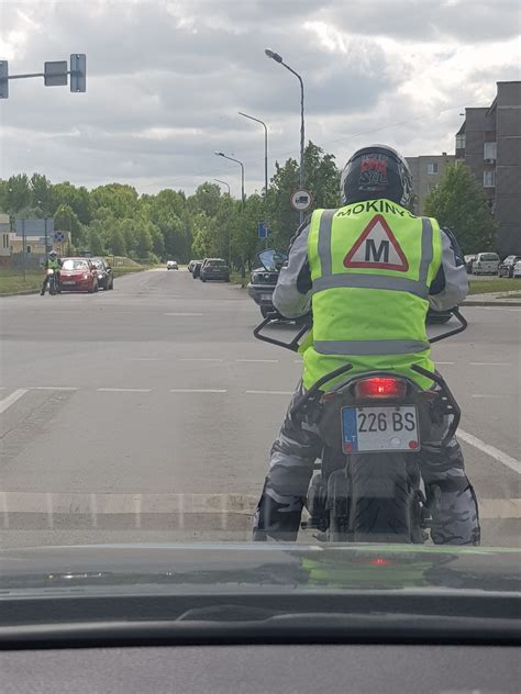 Teminė nuotrauka: besimokantis vairuoti mokinys su instruktoriumi automobilyje