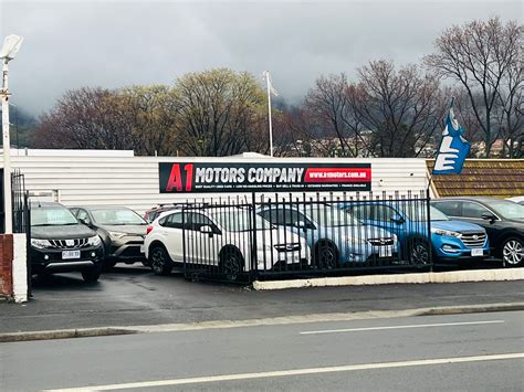 Nuotrauka, vaizduojanti A1 Motors komandą arba automobilio pristatymą klientui.
