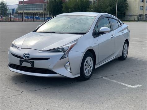 Prius (XW50) šoninis vaizdas, demonstruojantis modernų dizainą ir kėbulo linijas