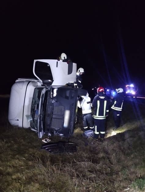 Teminė nuotrauka, vaizduojanti techninės pagalbos automobilį kelyje