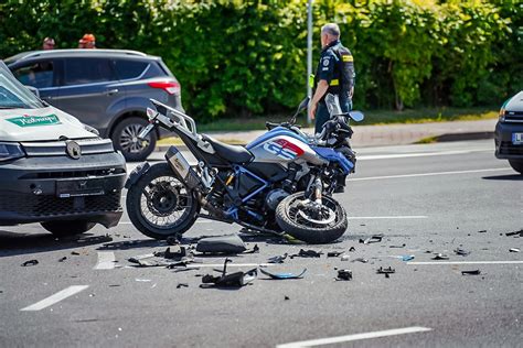 Motociklininkas, vykdantis egzamino užduotį aikštelėje