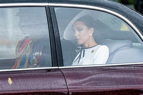 Šeimos nariai automobilyje