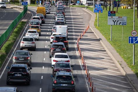 Jauni žmonės besimokantys vairuoti, iliustruojantys NVŠ programą