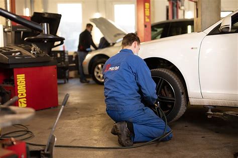 Mechanikas keičia automobilio katalizatorių