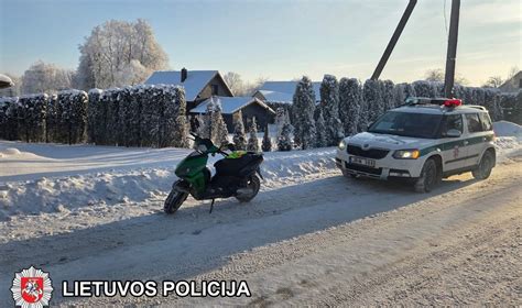 Mopedo vairuotojas stabdomas policijos. Tematinė nuotrauka.