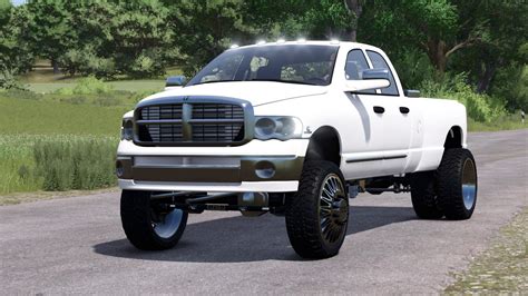 Dodge RAM pikapo nuotrauka, vaizduojanti jo dydį ir tvirtumą.