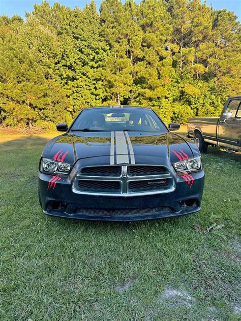 Dodge Charger sedano nuotrauka, pabrėžianti jo erdvumą ir stilių.