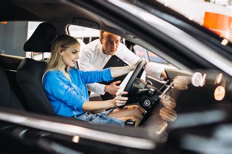 Studentai, dirbantys su modernia transporto priemonių diagnostikos įranga laboratorijoje