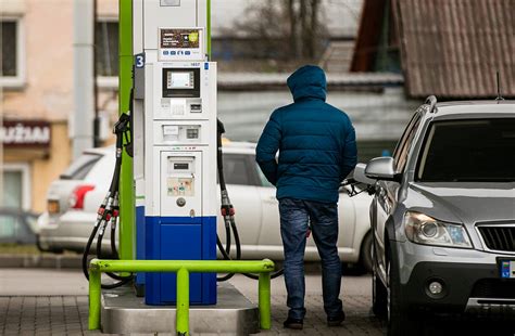 Vairuotojas tikrina automobilio degalų sistemą