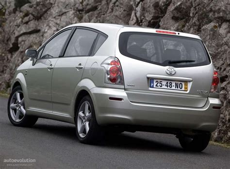 Toyota Corolla Verso 2004 m. atsiliepimai ir apžvalgos. Teminė nuotrauka
