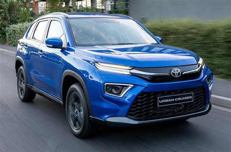 „Toyota Urban Cruiser“ automobilio nuotrauka mieste