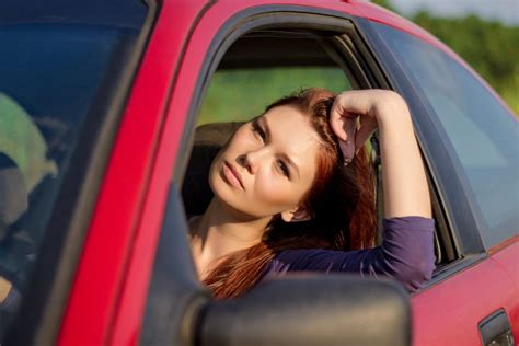 Teminė nuotrauka: žmogus prie automobilio vairo mokymosi metu