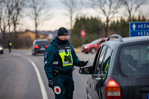 Vairuotojo ir policijos pareigūno bendravimas kelyje