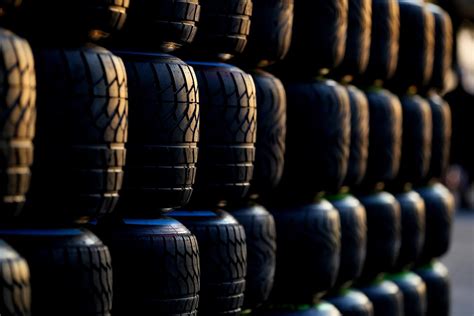 Iliustracija su įvairių dydžių ir tipų automobilinėmis padangomis, pabrėžiant R19 dydį.