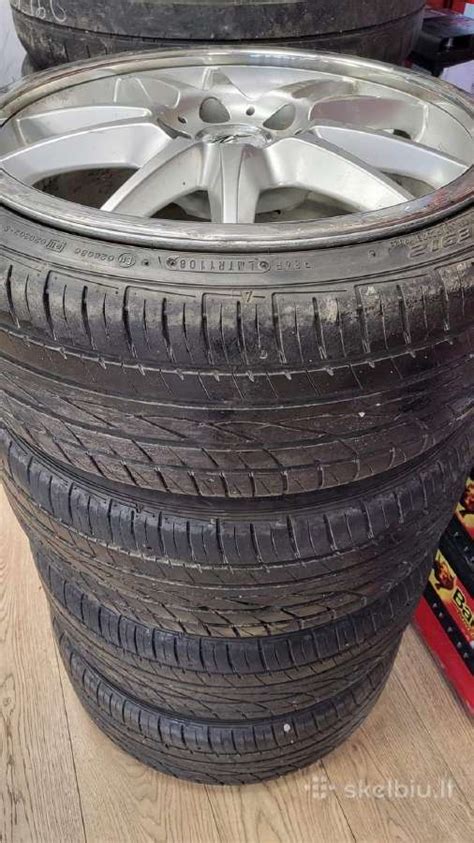 Teminė nuotrauka su automobilio padangomis interjere ar sode