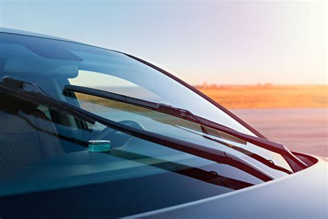 Teminė nuotrauka, vaizduojanti pažeistą automobilio priekinį stiklą
