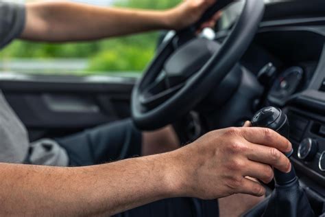 Tematinė nuotrauka: Vairuotojas su rankomis ant vairo, naudojantis Pilot Assist