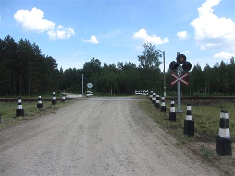 Teminis vaizdas, iliustruojantis dygliuotas padangas ir įspėjamąjį ženklą
