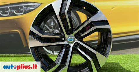 Volvo V40 automobilio su lengvojo lydinio ratlankiais nuotrauka
