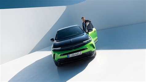 Foto der Frontansicht des Opel Mokka mit Fokus auf Scheinwerfer und Kühlergrill