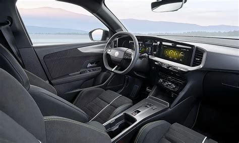 Foto des Innenraums des Opel Mokka, Fokus auf das Armaturenbrett und die Mittelkonsole