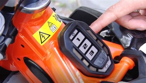 Informatyvi schema, lyginanti elektrinių ir benzininių vaikiškų motociklų privalumus ir trūkumus.