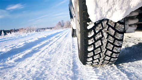 Automobilio ratas su žiemine padanga ir detaliai matomu protektoriumi