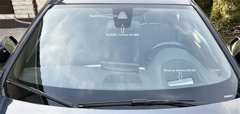 Tematinė nuotrauka: įskilęs automobilio stiklas, užklijuotas lipnia juostele