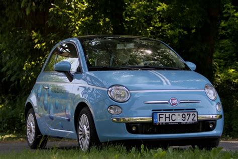 Stilingas itališkas automobilis kelyje