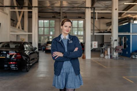 Teminė nuotrauka, atspindinti 30 metų automobilių serviso istoriją