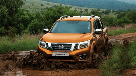 Vaizdinis palyginimas: Nissan Navara mieste (parkavimo problema) ir Nissan Navara bekelėje.