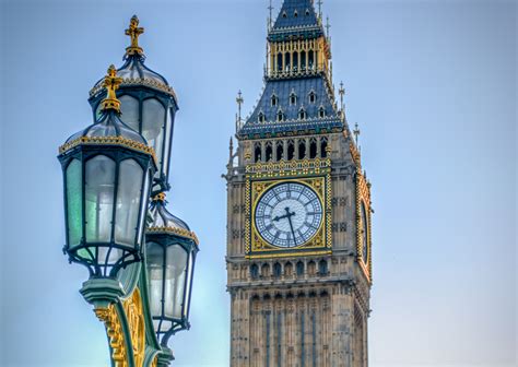 Tematinė nuotrauka: vaizdas į Londono miestą su Big Benu ir taksi automobiliais