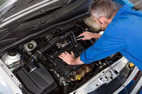 Mechanikas apžiūri automobilio variklio skriemulį