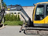 Volvo ekskavatorius-krautvas dirbantis statybvietėje