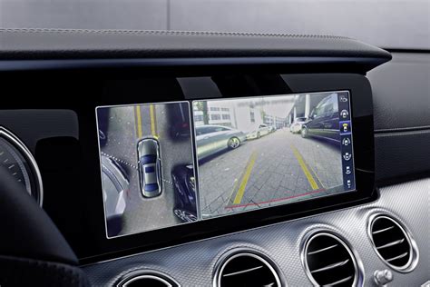 Nuotrauka, vaizduojanti automobilį, besinaudojantį automatinio parkavimo sistema