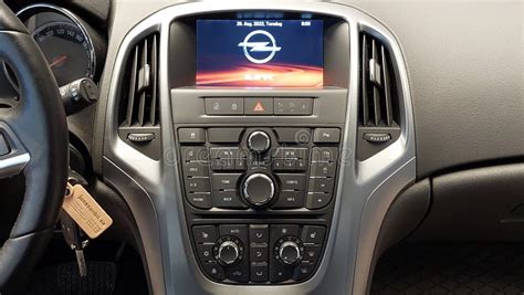 Detailed shot of the Opel Signum's dashboard and center console, emphasizing its ergonomic layout and instrument cluster.