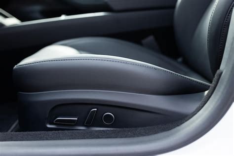 Close-up of an Opel Signum's electric seat controls on the side of the seat, showing the buttons for adjustment and memory functions.
