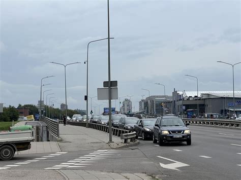 Schema, iliustruojanti degalų kainų skirtumus tarp greitkelių ir miestų skirtingose šalyse.