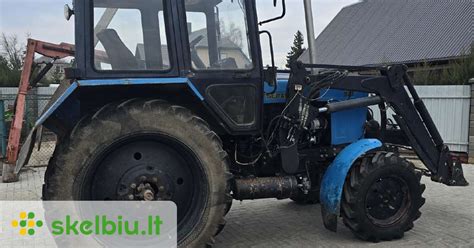 Traktoriaus MTZ su priekinėmis ir galinėmis padangomis