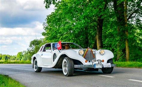Tematinė nuotrauka: Automobilis po modernia stogine saulėtą dieną.