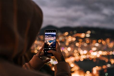 Teminė nuotrauka su išmaniuoju telefonu, rodančiu navigaciją