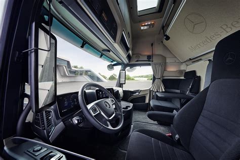 Mercedes-Benz Actros L ProCabin vilkiko interjeras su moderniomis saugumo ir komforto sistemomis