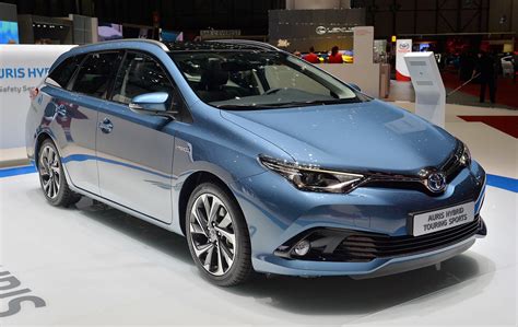 Nuotrauka su naujais vairavimo mokyklos automobiliais Toyota Auris Hybrid ir Ford Focus